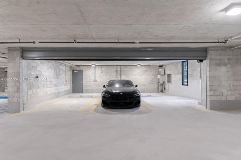 Condo in Miami, Florida, 4 bedrooms  № 1993792 - photo 18