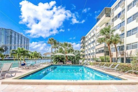 Condominio en Sunny Isles Beach, Florida, 1 dormitorio  № 1977665