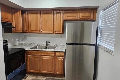 Villa ou maison à louer à Dania Beach, Floride: 2 chambres, 162.11 m2 № 2421549 - photo 2