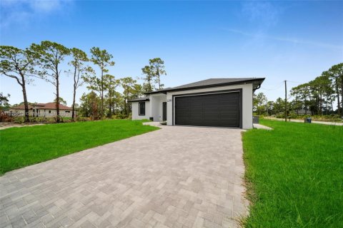 House in Lehigh Acres, Florida 3 bedrooms, 145.11 sq.m. № 1796366 - photo 4