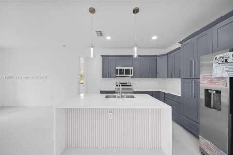 House in Lehigh Acres, Florida 3 bedrooms, 145.11 sq.m. № 1796366 - photo 6