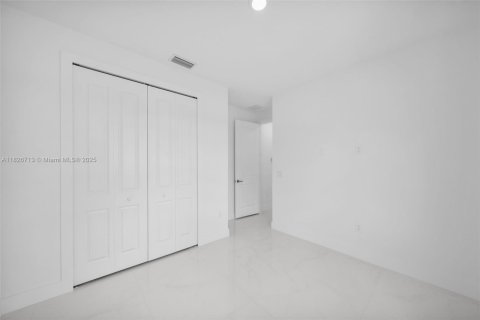 House in Lehigh Acres, Florida 3 bedrooms, 145.11 sq.m. № 1796366 - photo 14