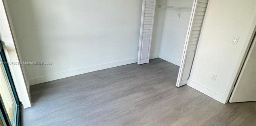 Condominio en Miami, Florida, 3 dormitorios  № 1968037