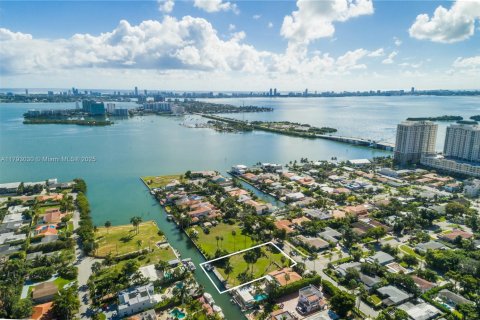 Terreno en venta en Miami, Florida № 1863951 - foto 1