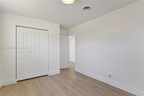 House in Hollywood, Florida 4 bedrooms, 207.36 sq.m. № 1892341 - photo 26