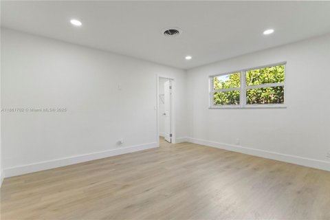 House in Hollywood, Florida 4 bedrooms, 207.36 sq.m. № 1892341 - photo 21