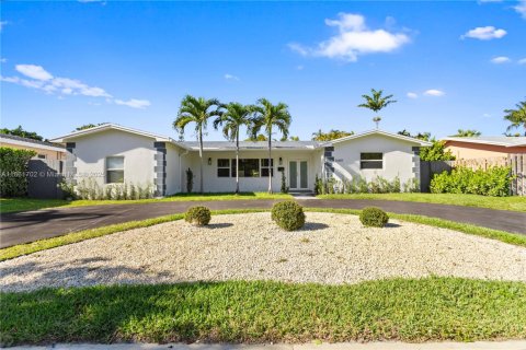 House in Hollywood, Florida 4 bedrooms, 207.36 sq.m. № 1892341 - photo 1