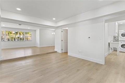 House in Hollywood, Florida 4 bedrooms, 207.36 sq.m. № 1892341 - photo 13