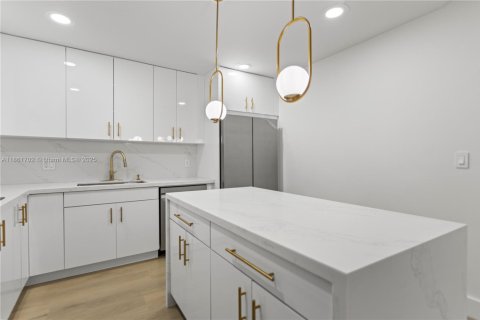 House in Hollywood, Florida 4 bedrooms, 207.36 sq.m. № 1892341 - photo 15