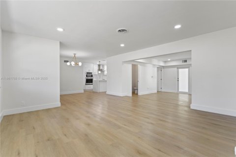 House in Hollywood, Florida 4 bedrooms, 207.36 sq.m. № 1892341 - photo 11