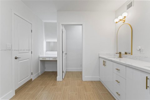 House in Hollywood, Florida 4 bedrooms, 207.36 sq.m. № 1892341 - photo 19