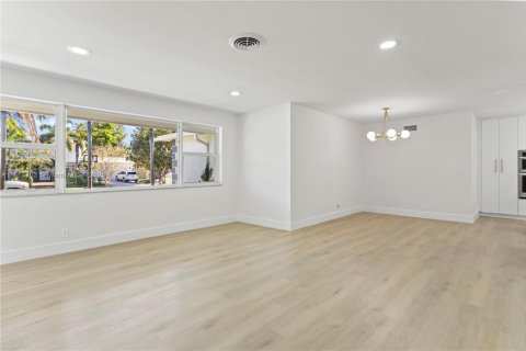House in Hollywood, Florida 4 bedrooms, 207.36 sq.m. № 1892341 - photo 12