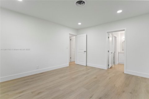 House in Hollywood, Florida 4 bedrooms, 207.36 sq.m. № 1892341 - photo 22
