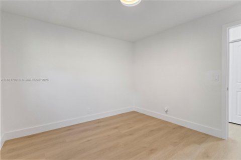 House in Hollywood, Florida 4 bedrooms, 207.36 sq.m. № 1892341 - photo 25