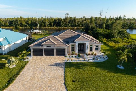 Casa en venta en Port Charlotte, Florida, 3 dormitorios, 228.91 m2 № 1906016 - foto 1