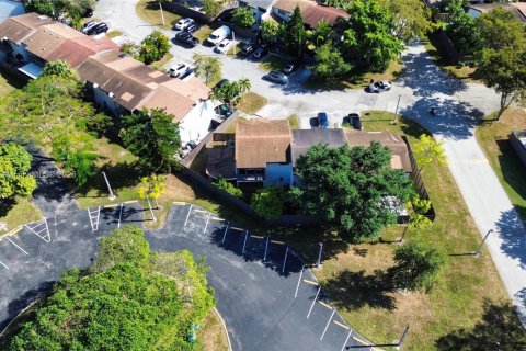 Touwnhouse à vendre à Miami, Floride: 2 chambres, 135.08 m2 № 1976229 - photo 8