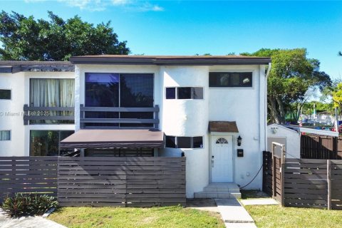 Touwnhouse à vendre à Miami, Floride: 2 chambres, 135.08 m2 № 1976229 - photo 6