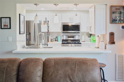 Touwnhouse à vendre à Miami, Floride: 2 chambres, 135.08 m2 № 1976229 - photo 9