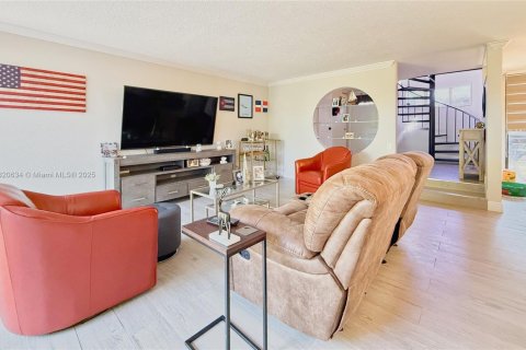 Touwnhouse à vendre à Miami, Floride: 2 chambres, 135.08 m2 № 1976229 - photo 11