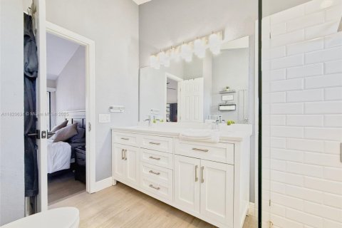 Touwnhouse à vendre à Miami, Floride: 2 chambres, 135.08 m2 № 1976229 - photo 27