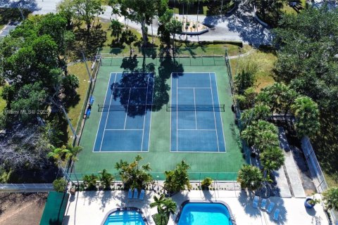 Touwnhouse à vendre à Miami, Floride: 2 chambres, 135.08 m2 № 1976229 - photo 3