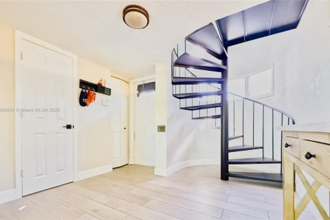 Touwnhouse à vendre à Miami, Floride: 2 chambres, 135.08 m2 № 1976229 - photo 17