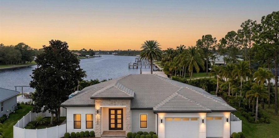 House in Port Charlotte, Florida 4 bedrooms, 213.3 sq.m. № 2290692