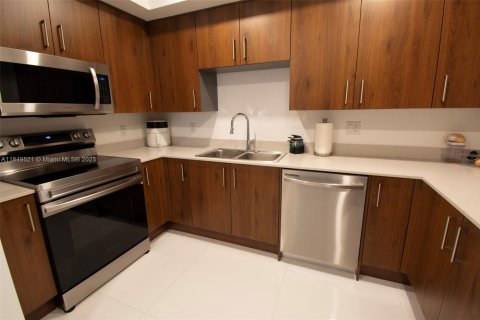 Condo in Doral, Florida, 2 bedrooms  № 1852267 - photo 11