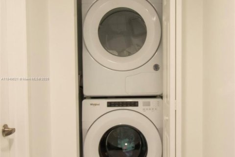 Condo in Doral, Florida, 2 bedrooms  № 1852267 - photo 8