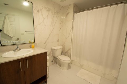 Condo in Doral, Florida, 2 bedrooms  № 1852267 - photo 10