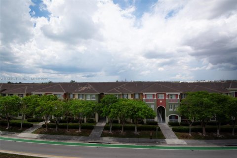 Condo in Doral, Florida, 2 bedrooms  № 1852267 - photo 3