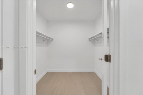 Купить кондоминиум в Бей-Харбор-Айлендс, Флорида 4 спальни, 232.44м2, № 2025364 - фото 20