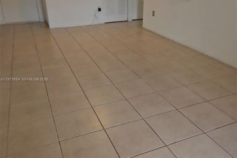 Condominio en alquiler en Miami, Florida, 2 dormitorios, 104.61 m2 № 2051767 - foto 2