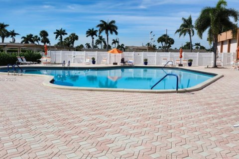 House in West Palm Beach, Florida 2 bedrooms, 77.02 sq.m. № 1834374 - photo 16