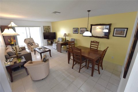 House in West Palm Beach, Florida 2 bedrooms, 77.02 sq.m. № 1834374 - photo 3