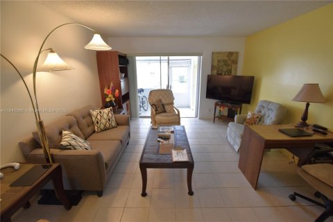 House in West Palm Beach, Florida 2 bedrooms, 77.02 sq.m. № 1834374 - photo 1