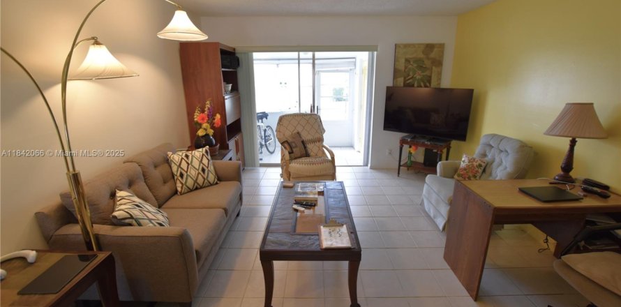 House in West Palm Beach, Florida 2 bedrooms, 77.02 sq.m. № 1834374