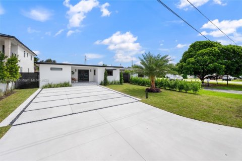 Villa ou maison à vendre à Miami, Floride: 4 chambres, 219.06 m2 № 1954596 - photo 1