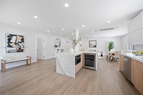 Villa ou maison à vendre à Miami, Floride: 4 chambres, 219.06 m2 № 1954596 - photo 6