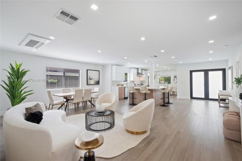 Villa ou maison à vendre à Miami, Floride: 4 chambres, 219.06 m2 № 1954596 - photo 3