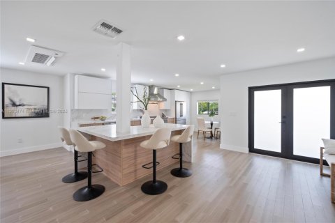 Villa ou maison à vendre à Miami, Floride: 4 chambres, 219.06 m2 № 1954596 - photo 4