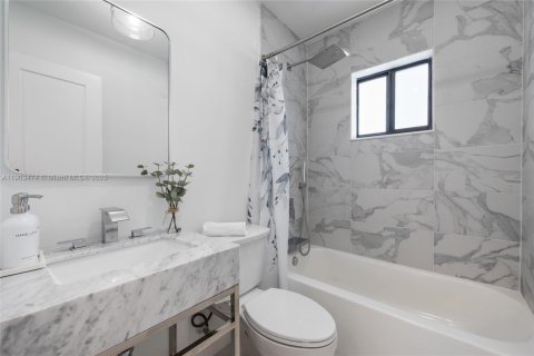 Villa ou maison à vendre à Miami, Floride: 4 chambres, 219.06 m2 № 1954596 - photo 21