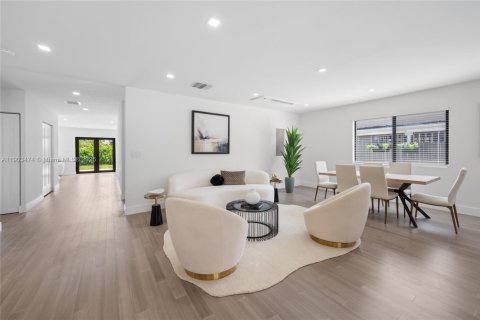 Villa ou maison à vendre à Miami, Floride: 4 chambres, 219.06 m2 № 1954596 - photo 11