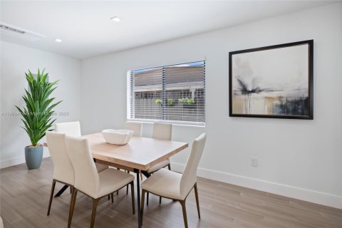 Villa ou maison à vendre à Miami, Floride: 4 chambres, 219.06 m2 № 1954596 - photo 8