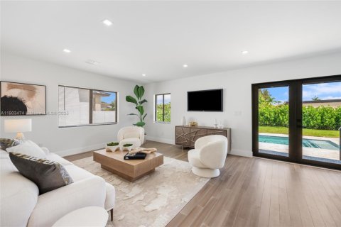 Villa ou maison à vendre à Miami, Floride: 4 chambres, 219.06 m2 № 1954596 - photo 13
