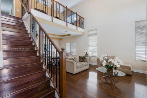 House in Miami, Florida 5 bedrooms, 256.87 sq.m. № 1755899 - photo 4