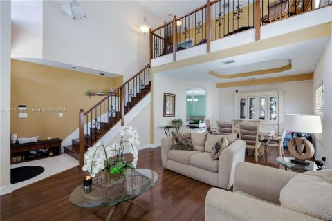House in Miami, Florida 5 bedrooms, 256.87 sq.m. № 1755899 - photo 6