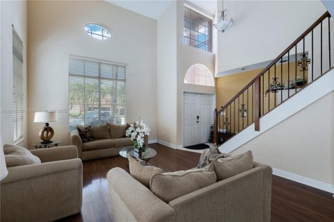 House in Miami, Florida 5 bedrooms, 256.87 sq.m. № 1755899 - photo 7