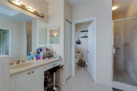 House in Miami, Florida 5 bedrooms, 256.87 sq.m. № 1755899 - photo 22