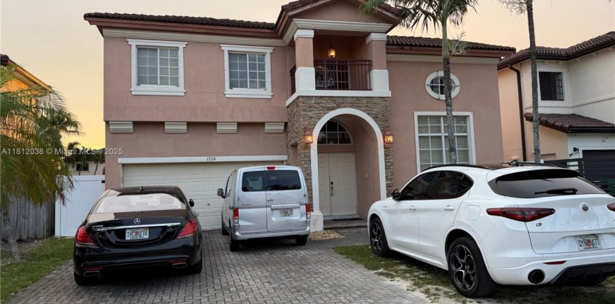 House in Miami, Florida 5 bedrooms, 256.87 sq.m. № 1755899